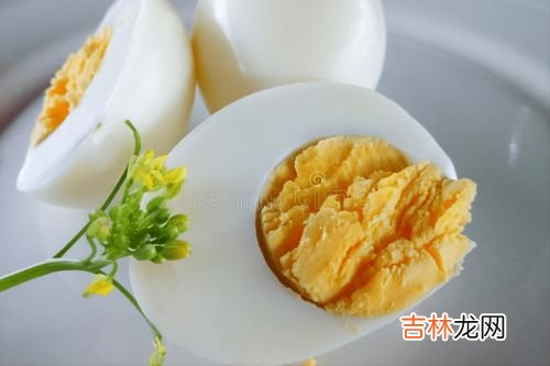 鸡蛋粘壳是新鲜还是不新鲜,煮鸡蛋粘壳是不新鲜吗