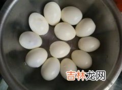 鸡蛋粘壳是新鲜还是不新鲜,煮鸡蛋粘壳是不新鲜吗