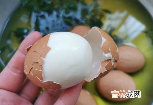 鸡蛋粘壳是新鲜还是不新鲜,煮鸡蛋粘壳是不新鲜吗