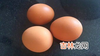 鸡蛋粘壳是新鲜还是不新鲜,煮鸡蛋粘壳是不新鲜吗