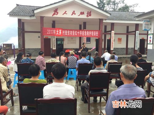 现场救护的生命链中第二个环节是,在等待救援时,保存体力的方法有?