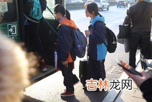 一个装满衣服的行李箱大概多重,30寸行李箱装满衣服大概多重