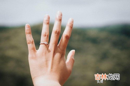 戒指戴食指是什么意思,戒指戴食指是什么意思