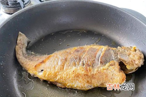 煎鱼粘锅是怎么回事,煎鱼的时候老是粘锅这是为什么呢?
