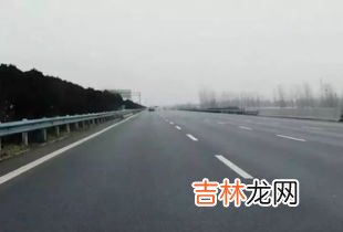 为什么有的汽车跑高速方向盘那么稳,有的车跑高速特别稳，有的车速度一快就飘，这是为什么？