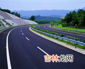 高速锯齿线能变道吗,道路上的锯齿车道线，这是什么意思呢？