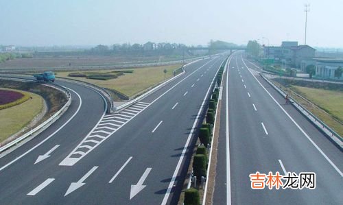 高速锯齿线能变道吗,道路上的锯齿车道线，这是什么意思呢？