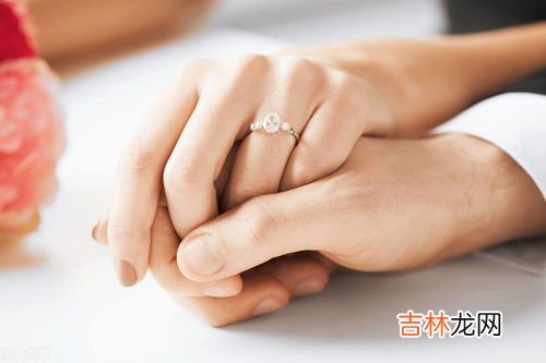 订婚戒指戴哪个手指,订婚戒指戴在哪