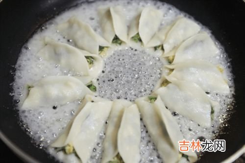 做锅贴用什么水和面,锅贴浇面水和淀粉水的区别是什么？