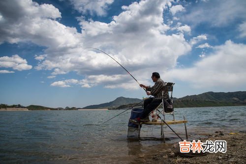 秋季钓鱼钓远还是近,秋季夜晚钓鱼钓深还是钓浅