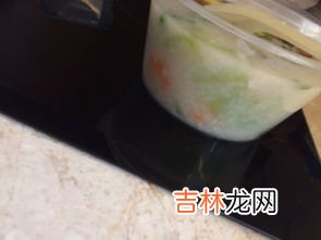 胶碗可以放在微波炉里面加热吗,一次性胶饭盒可以放微波炉加热吗