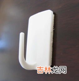 挂钩胶怎么去除,那种背面是双面胶的挂钩贴到了柜子上用什么办法才好取下来啊？