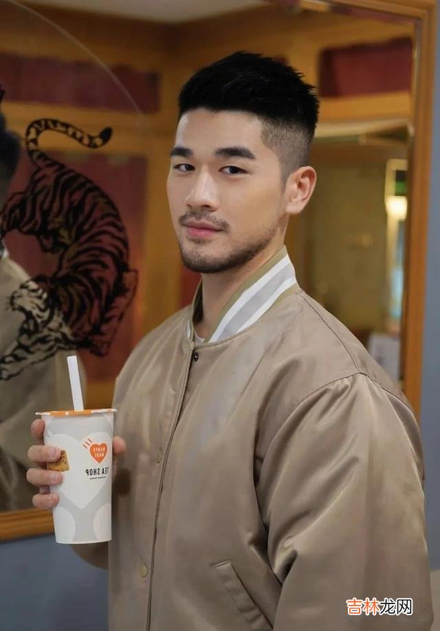 发型 男生不要乱剪发型了，这3款发型潮流百搭，剪完不帅你打我