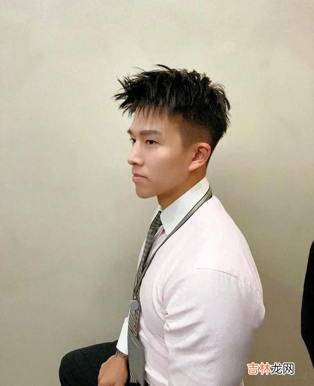 发型 男生不要乱剪发型了，这3款发型潮流百搭，剪完不帅你打我