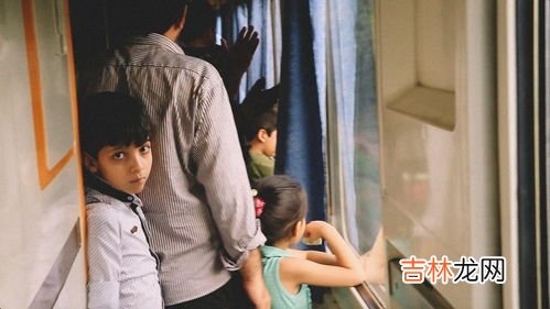 坐火车带两个小孩怎么买票,一个成人坐火车是否可带两个儿童 你知道吗