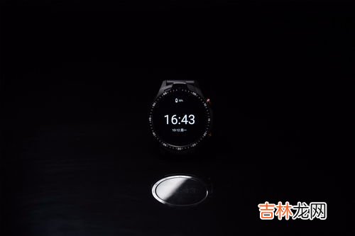 手表带有黑色的东西是什么,为什么钢链手表带戴了会有黑色的东西印在手上?