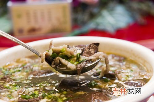 什么人不适合吃猪红,猪血对人体有这样两大好处，但是这两类人群最好少吃