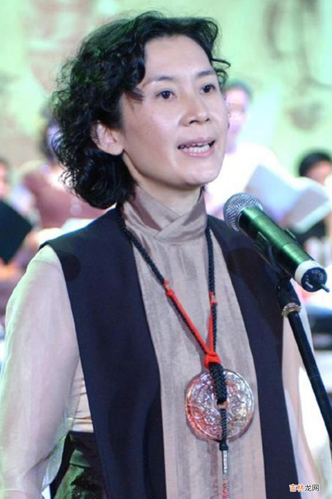 肖雄 看到65岁肖雄的穿搭，我悟了：不穿老年装、不烫奶奶头，优雅到老