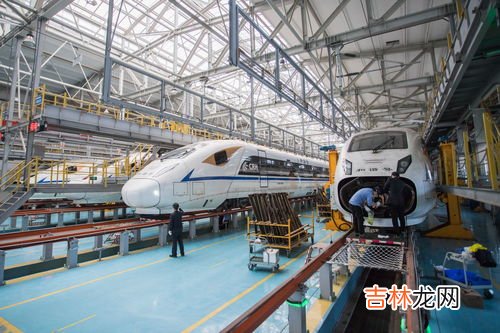 高铁上的桌子怎么使用,动车椅子怎么放下来