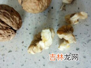 核桃中间心黄了能吃吗,核桃仁中间发黄,什么原因