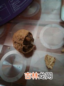 核桃中间心黄了能吃吗,核桃仁中间发黄，什么原因