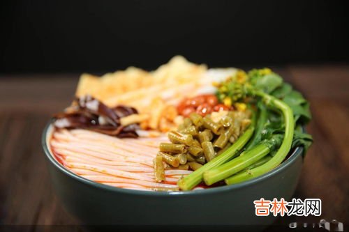 螺蛳粉开水煮还是冷水,煮螺蛳粉要冷水下粉还是热水