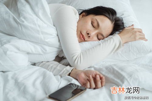为什么晚上不能戴银睡觉,银项链可以戴着睡觉吗 当心会扯断