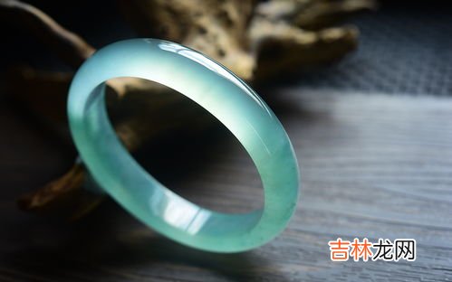翡翠手镯怎么养才能透,如何把翡翠手镯养得透?