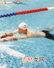 抬头蛙泳练习方法,蛙泳怎样抬头换气？