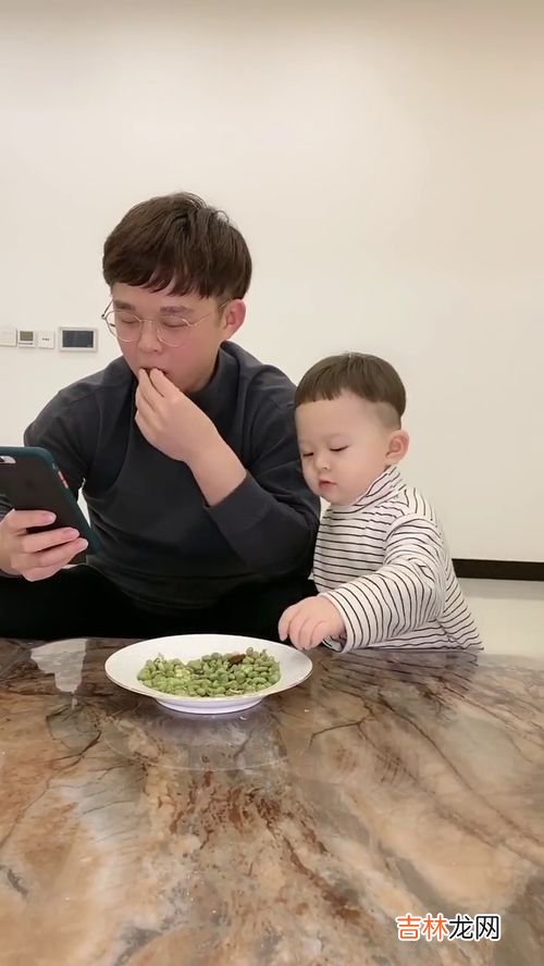 吃饭看手机有什么坏处,长期边吃饭边看手机的危害是什么?