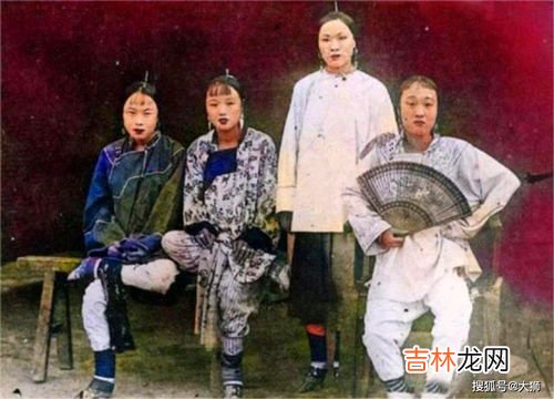 会写飞凤家敢在人前夸是什么意思,写尽八缸水,砚染涝也黑。博取百家长,始得龙凤飞。是什么意思