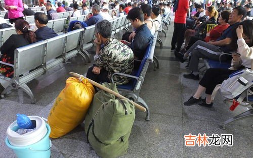 农民工在火车上用盆炫10袋泡面,为什么农民工做火车都要带好多桶？
