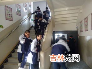 踩踏事件的正确避险姿势,如何在韩国踩踏事件中保命呢？遇到踩踏事件，我们该怎么办？