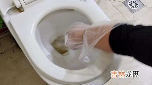 马桶里掉了塑料东西堵了怎么办,马桶掉进去异物堵塞了怎么办