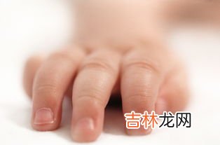 男孩啃秃10个指甲引发骨髓炎,孩子总是啃指甲是怎么回事?家长应该怎么防止宝宝啃指甲?