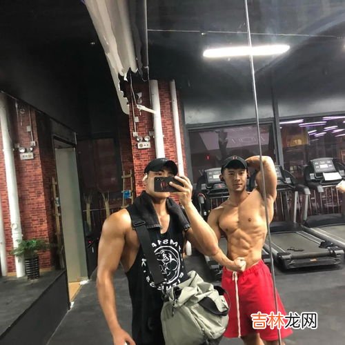 胸毛多是怎么问题,为什么有的男人会长胸毛？