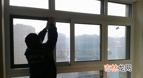 冬天窗户上全是水是什么原因,冬天屋里窗户上都是水怎么回事