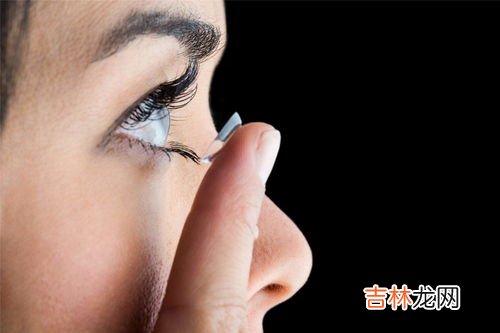 戴隐形眼镜眼干有什么小窍门,戴美瞳眼睛干涩怎么办？可以用一些眼药水滴吗？