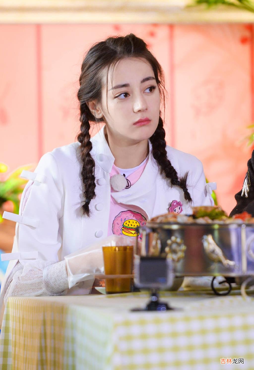 迪丽热巴 热巴这组图我还是第一次见，原来穿上“护士服”的她这么好看