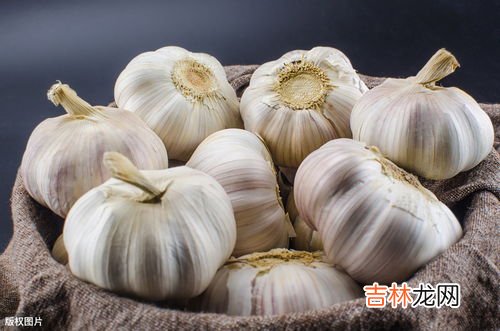 大蒜怎样可以储存一年,保存大蒜除了放冰箱，采用哪些妙招能放1年不干瘪不发芽呢？