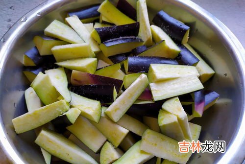 茄子坏了一半,另一半还能吃吗,茄子放冰箱里十七八天,有烂的切掉后能不能吃了？