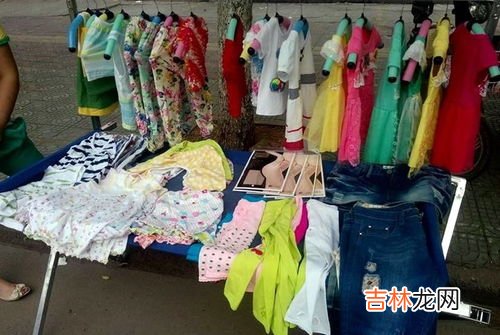 男子地摊套娃娃发现内藏摄像头,安徽一男子在地摊套中玩偶内藏摄像头，会不会是废弃的摄像头被废物利用了？