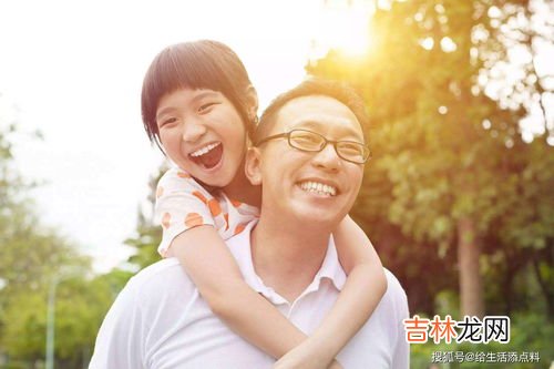父亲告上大学女儿索要赡养费,女大学生不给赡养费被父亲起诉怎么办？