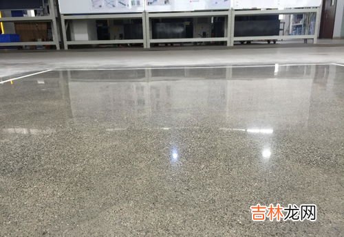 水泥地面潮湿怎么处理,一下雨屋里水泥地面就潮湿
