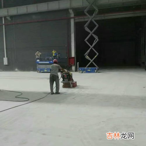 水泥地面潮湿怎么处理,一下雨屋里水泥地面就潮湿