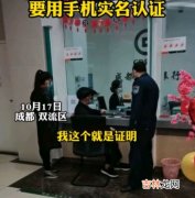 大爷去银行取钱会不会被为难,如果有60岁老人到银行办业务不太会操作，被工作人员骂怎么办