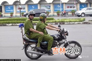 乘坐两轮摩托车的人应当怎么坐,摩托车必须靠右行驶吗？摩托车靠右行驶规定