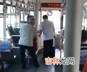 在公交车上有老人指责你不让座,此时应该怎么做,公交车上遇到因无人让位而骂骂咧咧的老人,你会劝吗?