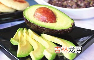 牛油果切开有黑斑还能吃吗,牛油果中间黑了能吃吗