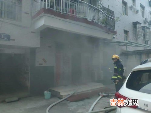 油锅起火正确的处理方法是什么,油锅起火应该使用什么方法扑灭